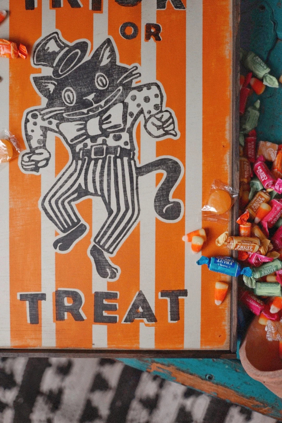 Hand-Painted Retro Cat Halloween Sign: Rustic Trick or Treat Decor