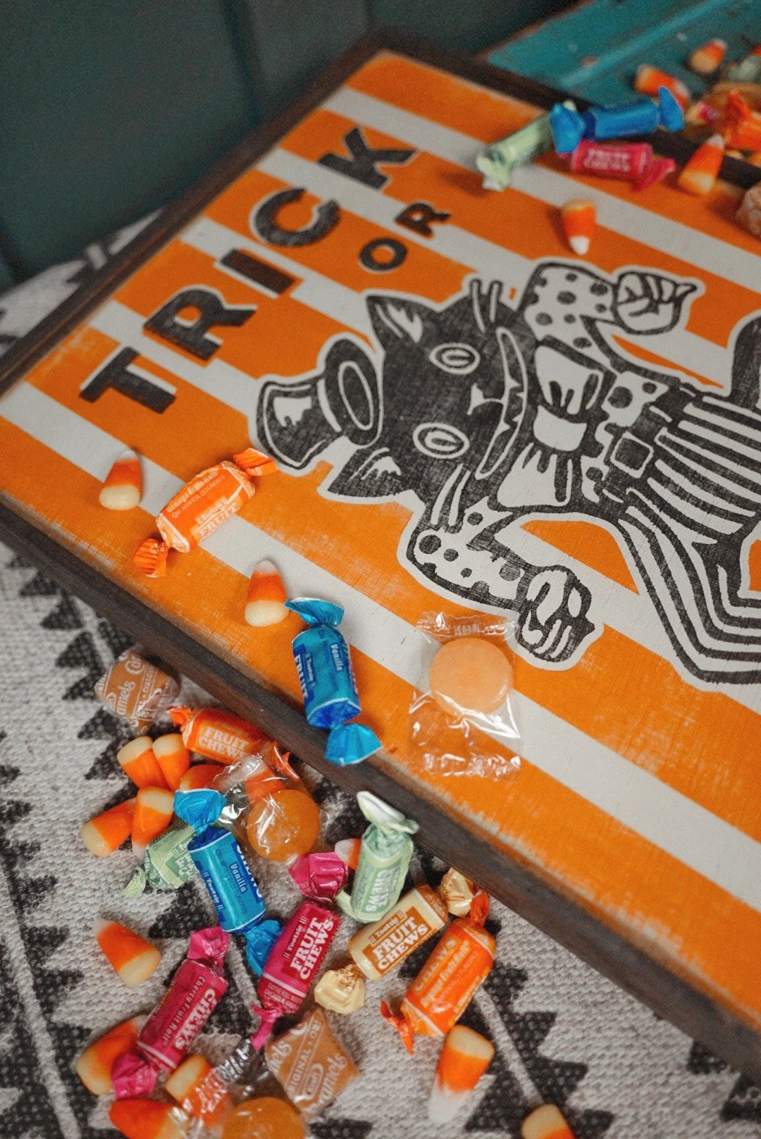 Hand-Painted Retro Cat Halloween Sign: Rustic Trick or Treat Decor